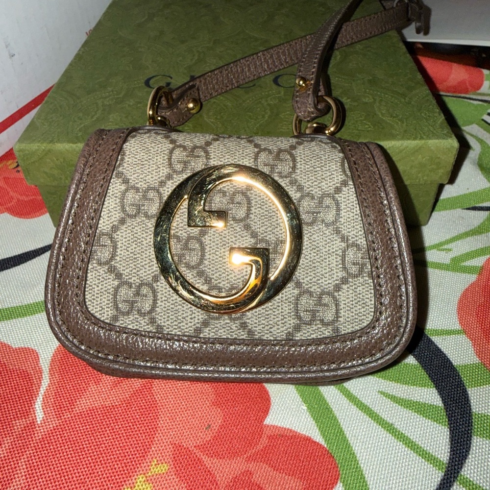 100% Authentic Gucci Blondie GG
Supreme Cardholder Mini Bag - Excellent